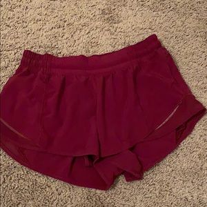 lululemon hotty hot 2.5” shorts